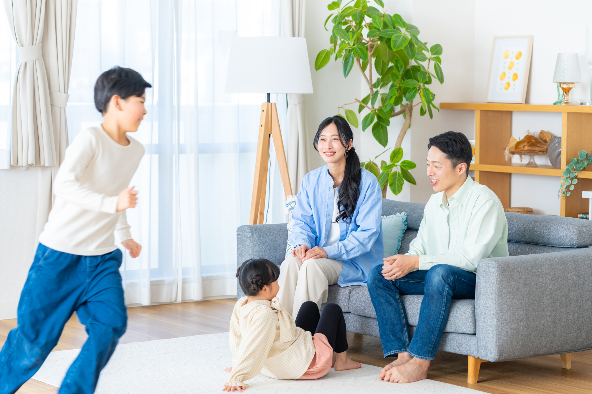 カビのない清潔な住まいでくつろぐ家族